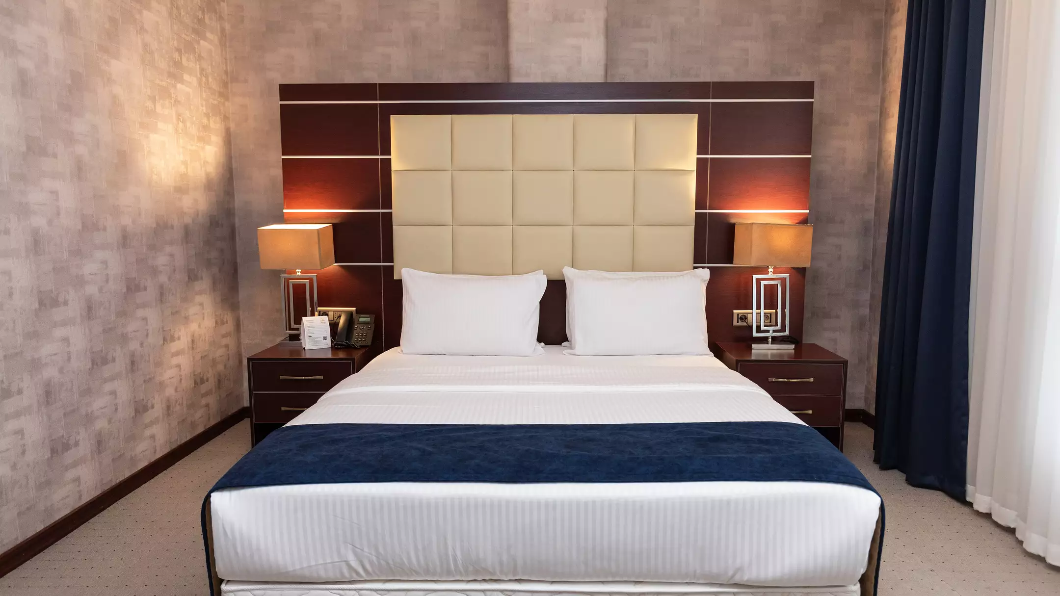 Alibaba https://cdn.alibaba.ir/ostorage/hotel-accommodation-images/674a969110d0d5745be3d182_هتل دیاکو پلاس - اتاق دوتخته دبل دلوکس (1).webp